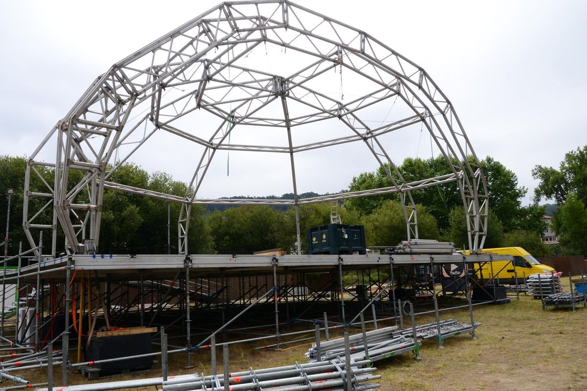 El escenario El Águila en pleno proceso de montaje, en el recinto del SonRías Baixas de Bueu.