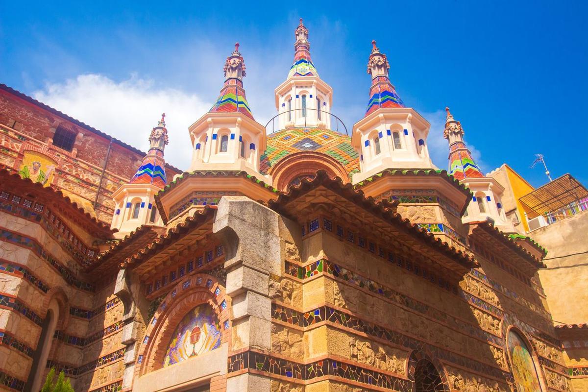 La iglesia de Sant Romá resulta muy llamativa gracias a sus mosaicos y teselas en las fachadas.