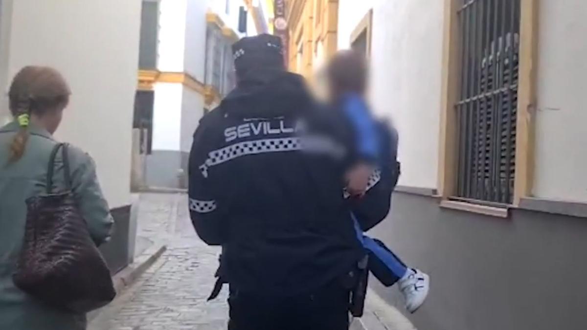 Vídeo: Un policía acompaña al colegio a un niño de tres años tras caerse su madre