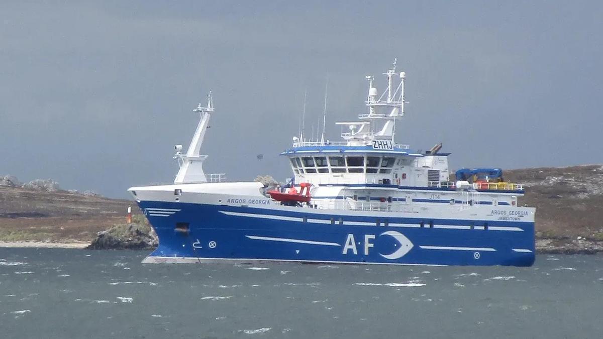 Retoman la búsqueda de los náufragos del &#039;Argos Georgia&#039; tras mejorar las condiciones del mar
