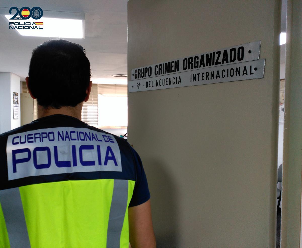 Un agente del Grupo de Delincuencia Internacional de la Policía Nacional.