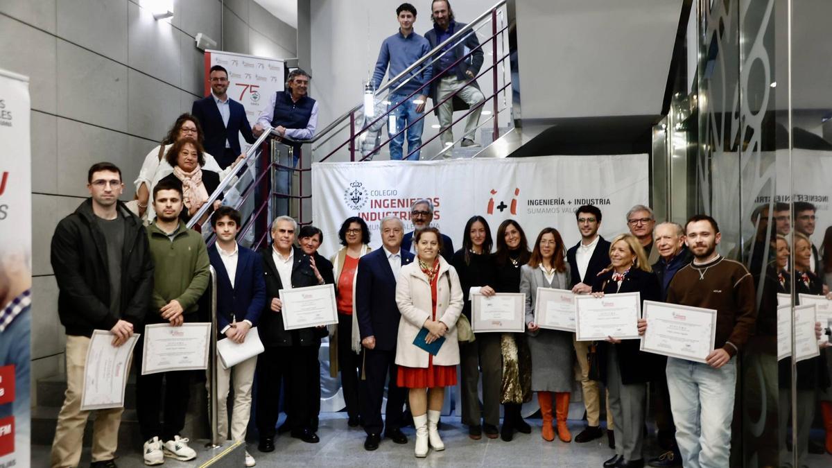 Federico Torres y Ángel Ortiz junto a las y los galardonados, participantes, familiares y asistentes a la XVI edición de los Premios TFM del COIICV Valencia.