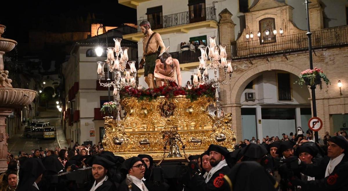 El Señor del Mayor Dolor, anoche, a su salida de la iglesia de San Sebastián. | ISMAEL LUQUE.