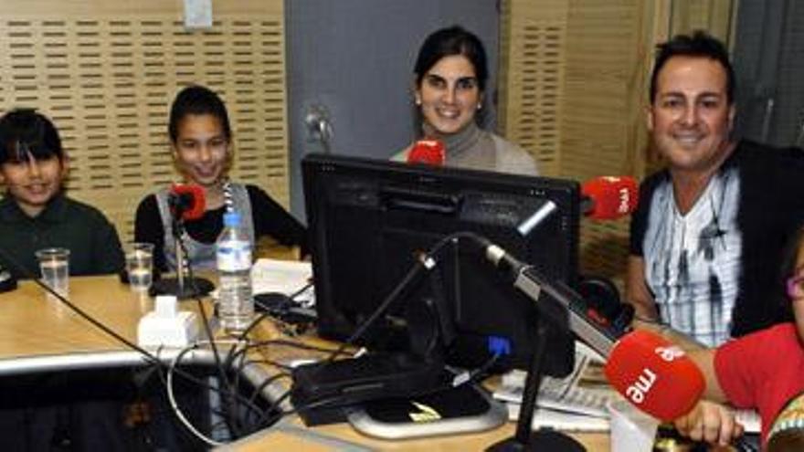 De izquierda a derecha, Xenia Niño, Nayara Giménez, Yara Meneses, los locutores Maite Quevedo y Roberto Herrera, Aymara del Pino y Selena Pérez. iANDRÉS CRUZ