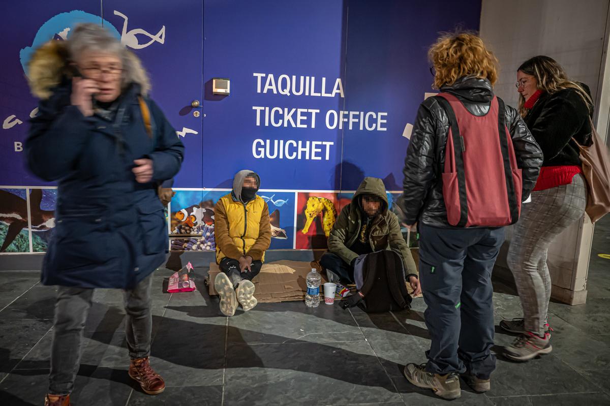 En la operación frío de Barcelona, El Periódico acompaña un equipo de educadores sociales que convencen a las personas sin hogar para refugiarse en las 262 camas extras habilitadas este fin de semana