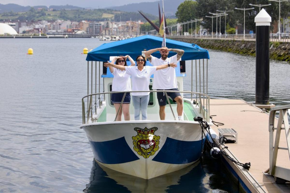 En el círculo, Dayana Maines, Andrea Bada y Germán de las Heras, en la lancha, en el muelle de Avilés; debajo, dispuestos a observar el cielo.