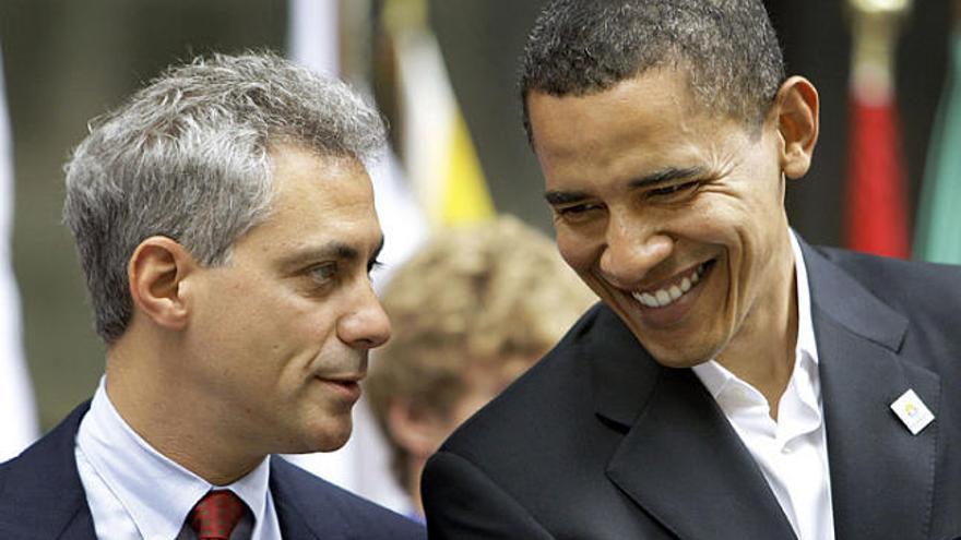 Barack Obama somriu en escoltar un comentari de Rahm Emanuel -el seu nou cap de Gabinet- en una foto d&#039;arxiu.