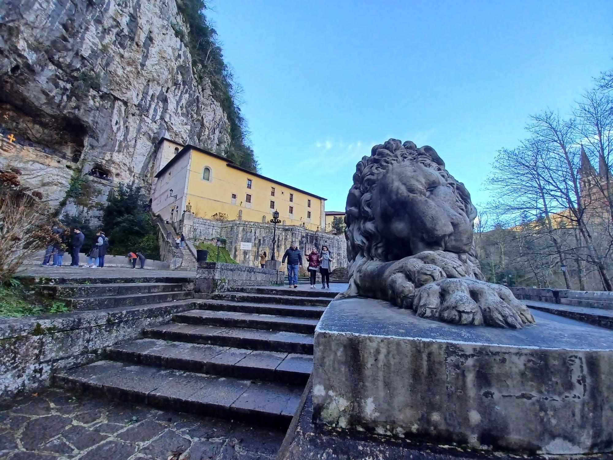 Leones de Papa, jardines de Príncipe y camposanto secreto, las mil y una curiosidades de Covadonga