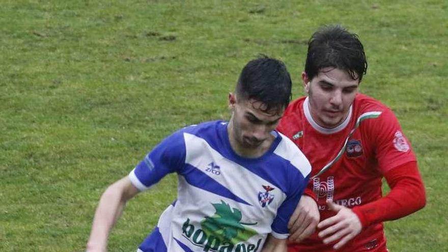 Un jugador del Areas conduce el balón en un partido reciente. // A. Villar