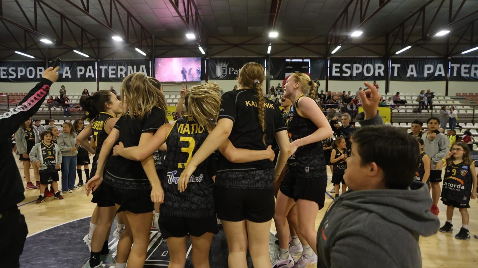 Las mejores imágenes de la celebración del triunfo de la Cordà de Paterna que da acceso al playoff de ascenso