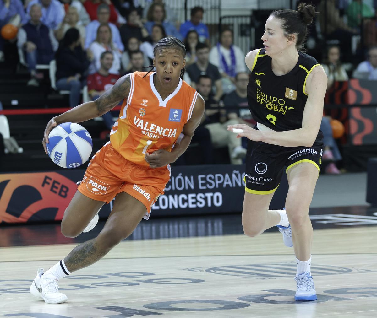 Yvonne Anderson, decisiva de nuevo con su tiro de media distancia.