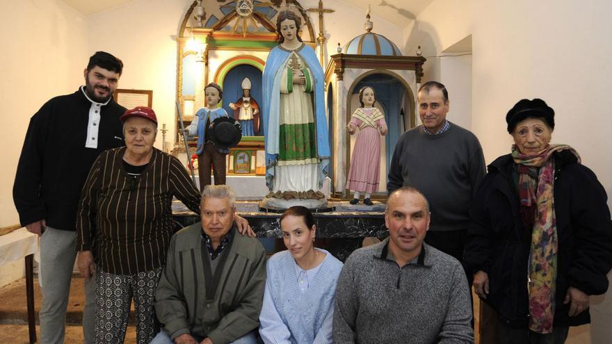Vecinos de Xaxán, ayer, junto al conjunto escultórico de Santa María da Saleta. | Bernabé/Javier Lalín