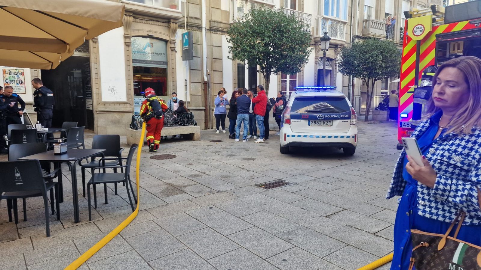 Alarma en Vilagarcía tras una explosión y un incendio en el bajo de un edificio