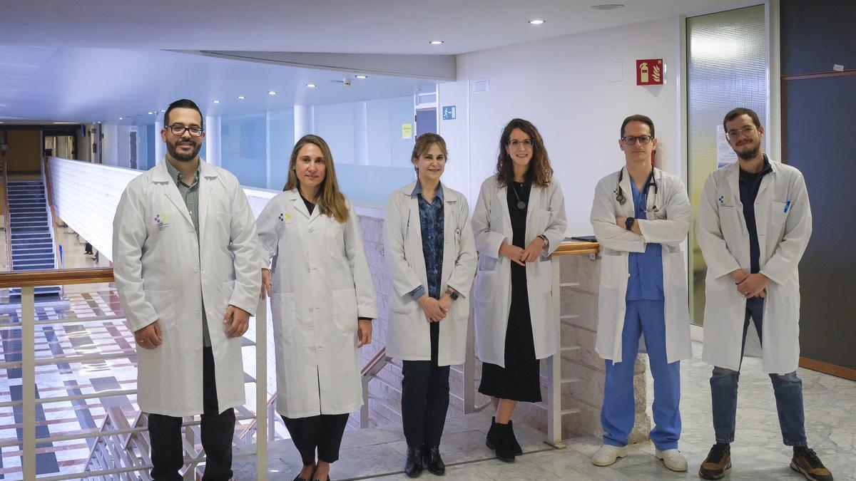 De izquierda a derecha, los doctores Pedro Márquez, Patricia Nogueira, Alicia Conde, Marival Groba, José María García y Miguel Fernández de Sanmamed, parte del personal implicado en el proyecto.