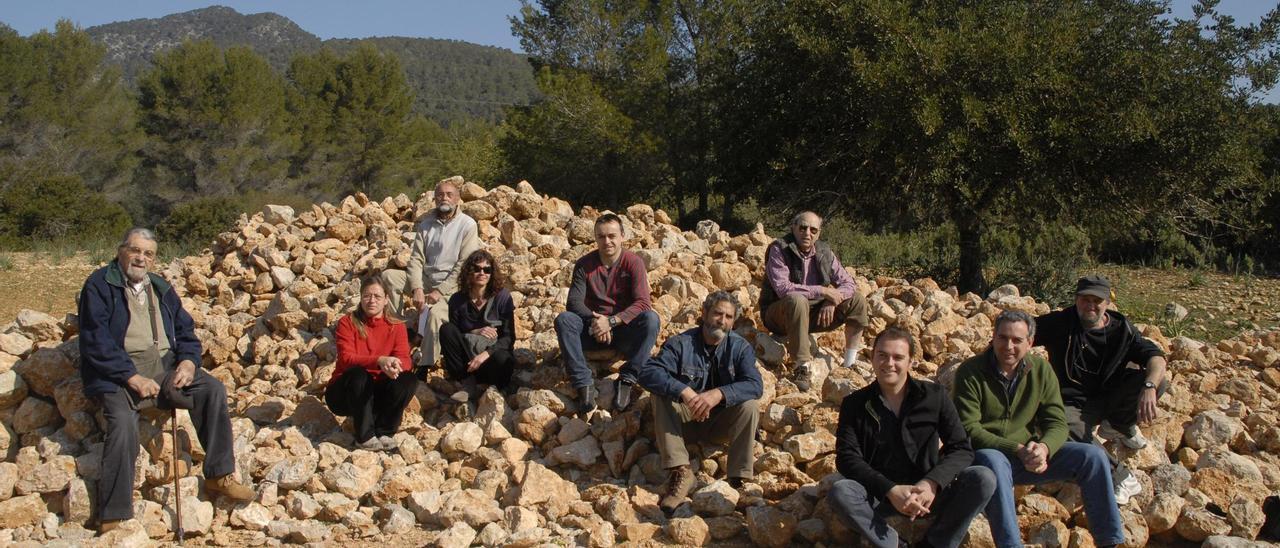 Un grupo de activistas a favor de la recuperación del camino de Es Cabàs.