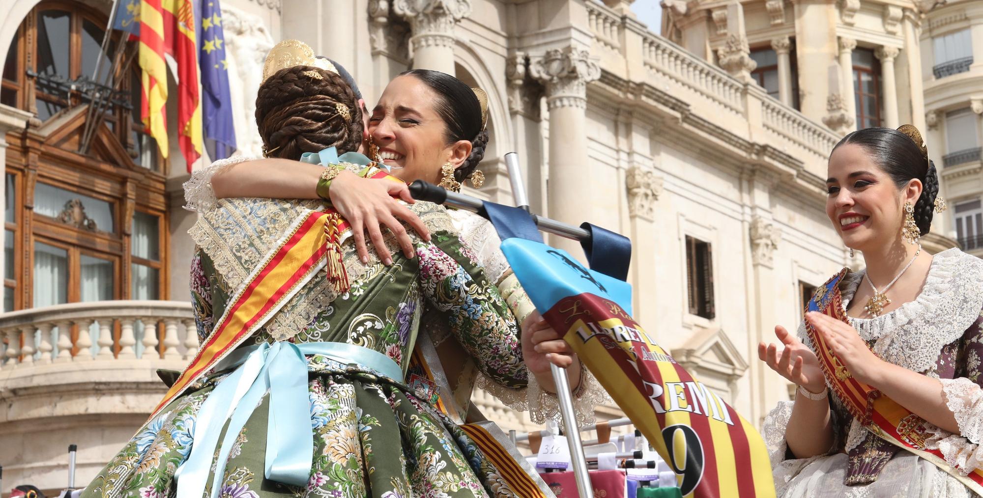 Carmen, la corte y falleras ilustres en la entrega de premios de las Fallas 2022