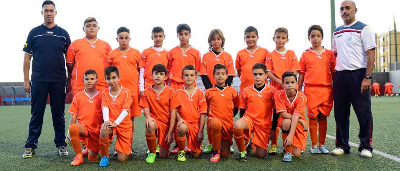 Componentes del equipo alevín C con Alberto Trujillo y Francis Hernández, a su vez coordinador del club.