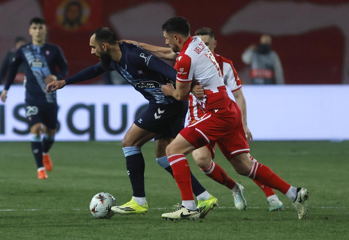 Borja Iglesias en el partido ante el Estrella Roja