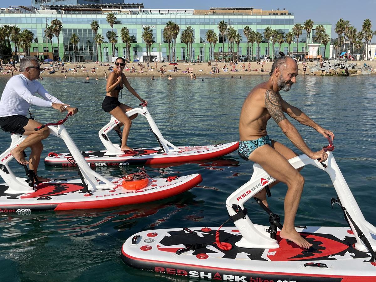 Bikesurf, las nuevas bicis acuáticas  surfean en la playa de la Barceloneta