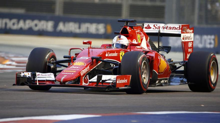 Vettel, a los mandos de su Ferrari durante la clasificación disputada ayer en el circuito de Marina Bay.