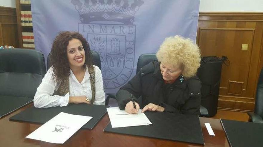 Firma del convenio entre Natalia Queimaño y Carmen Dapena.