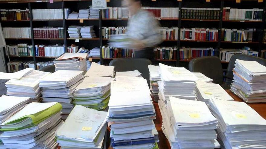 Un hombre en su puesto de trabajo.