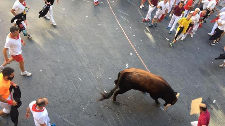 El toro ensogado y la traca ponen punto final a las fiestas del Ángel