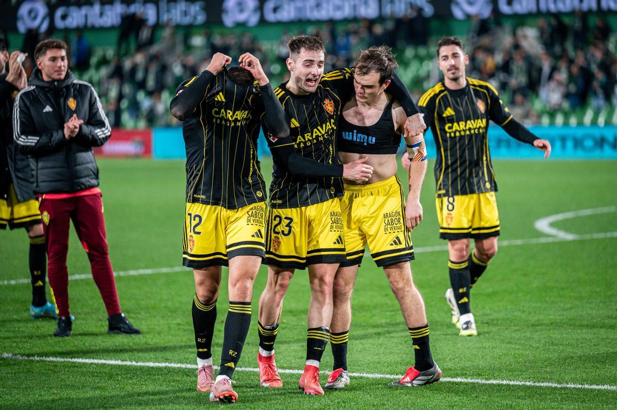 Bakis se quita la camiseta y Cuenca y Francho se abrazan tras el triunfo en El Sardinero contra el Racing de Santander.