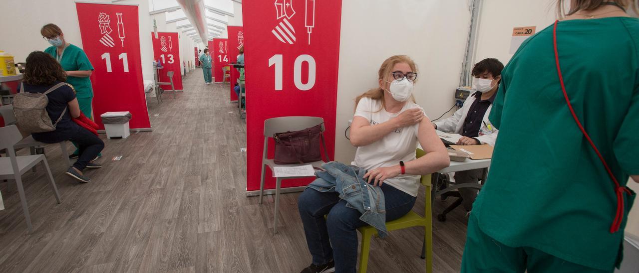 Vacunación de profesorado en la carpa del Hospital de Campaña