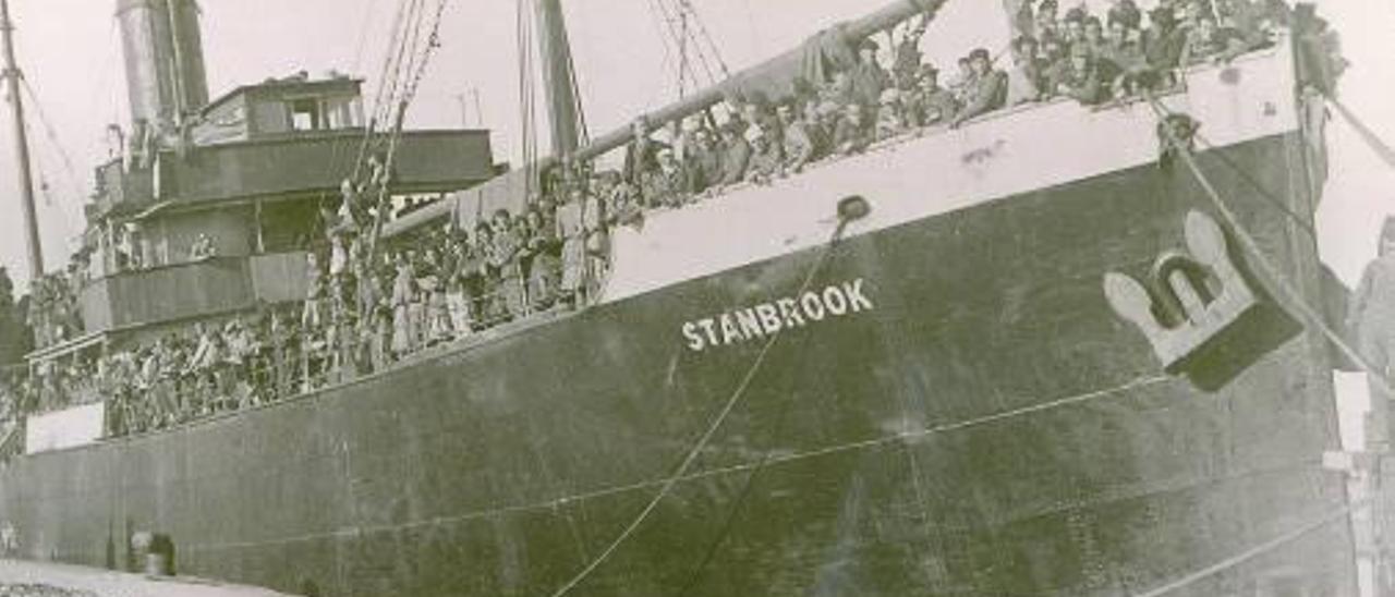 El Stanbrook, a su llegada al puerto de Orán.