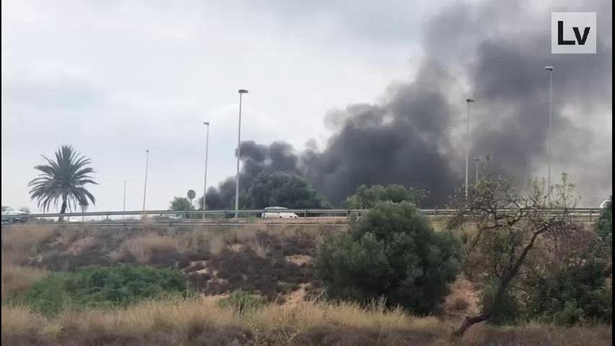 Un camión vuelca y se prende fuego en el by-pass a la altura de Paterna