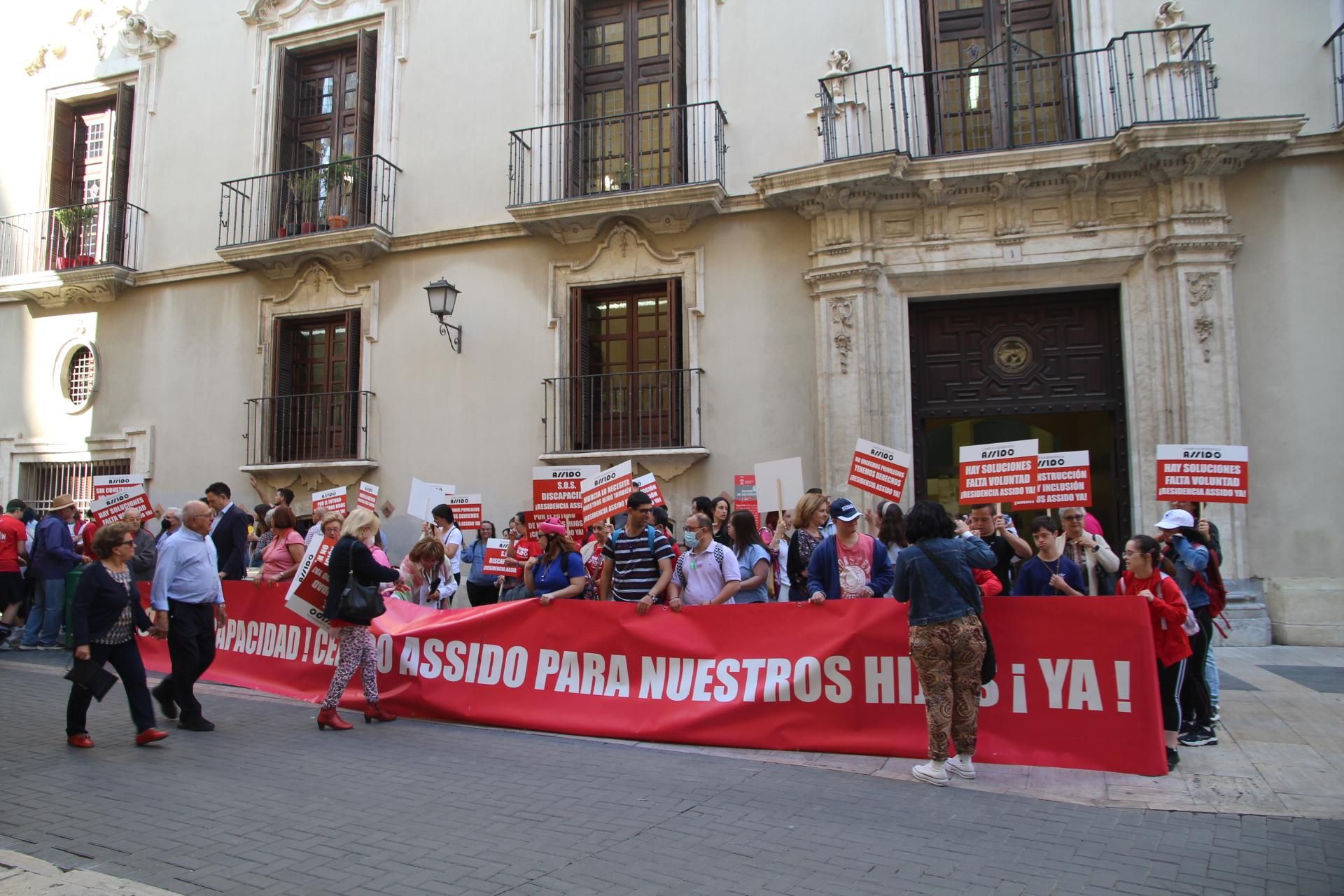 Concentración de Assido en Murcia ante la CHS