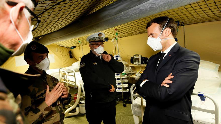 El presidente francés Emmanuel Macron, con máscara facial durante su visita a un hospital militar.
