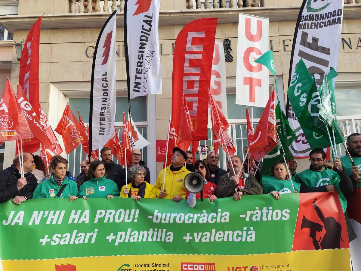 Los sindicatos de la educación pública se han concentrado frente a Educación en Castelló.