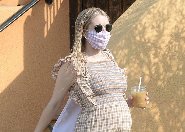 Emma Roberts, saliendo de su casa, con vestido de nido de abeja y volantes