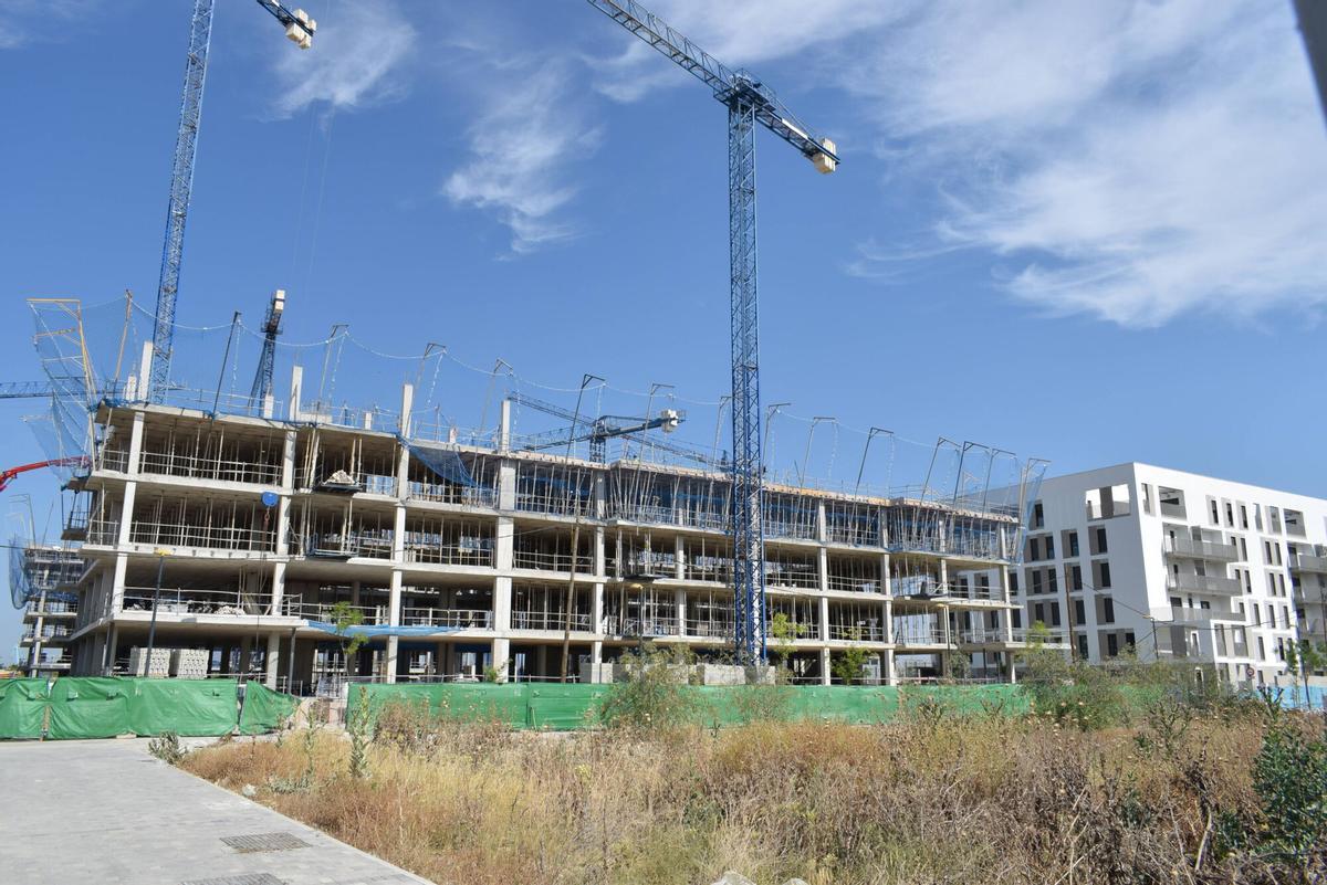 Obras, grúas, viviendas, Palmas Altas, Isla Natura, Sevilla, Junio 2025
