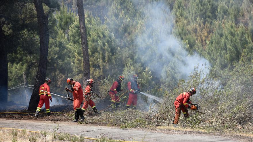 Cerca de 700 vecinos tienen que dejar sus casas por el avance del incendio de Las Hurdes y Sierra de Gata.