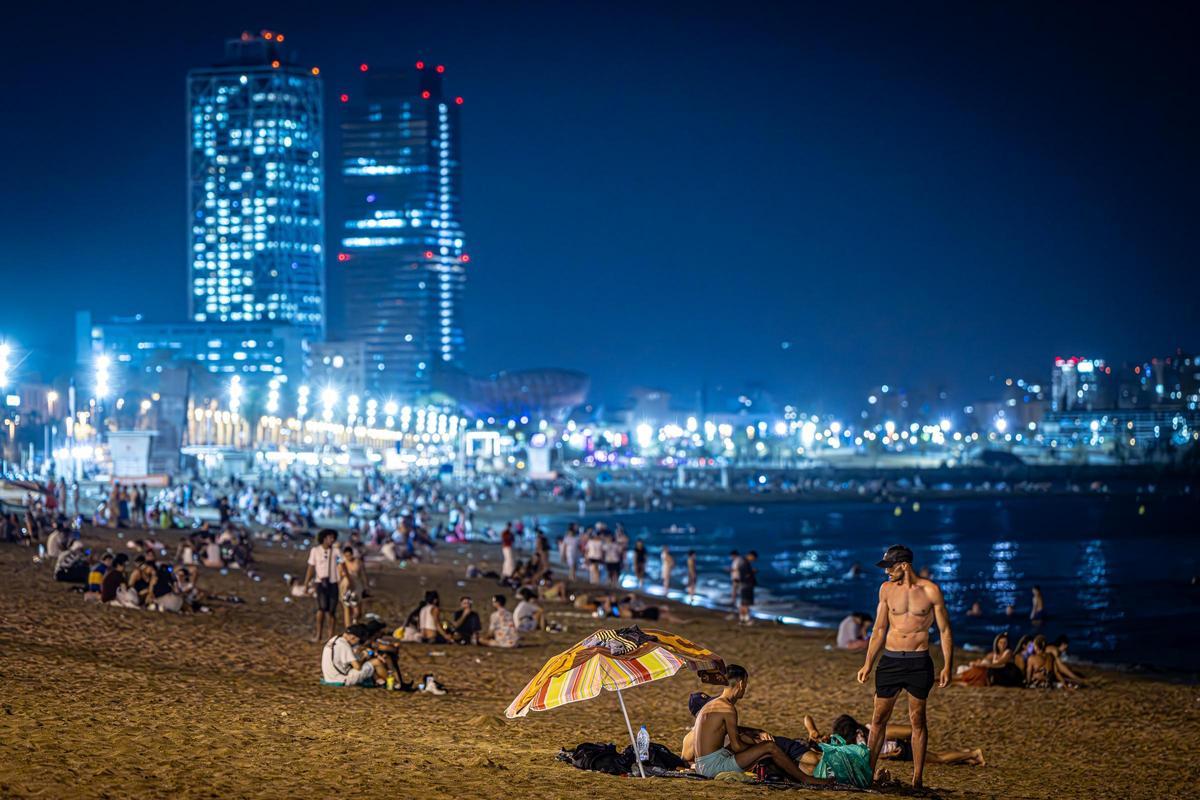 Refugio nocturno: Barcelona se refresca y descansa en sus playas durante las noches calurosas