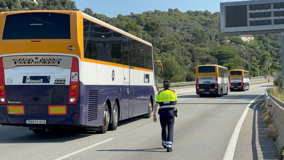 Los autobuses fletados por Inditex que seguín al que ha sufrido el siniestro, dando marcha atrás para abandonar la C-32