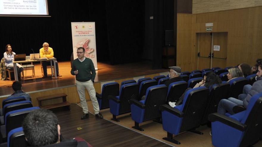 Charla de Acruga y Ternera Gallega en el auditorio de Lalín