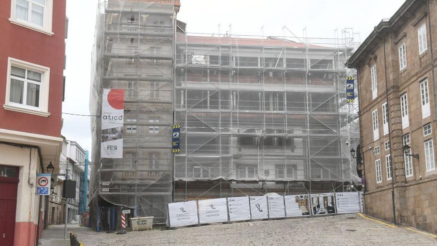 Andamios sobre la Casa de las Enredaderas y la Casa da Reixa Dourada. | Carlos Pardellas