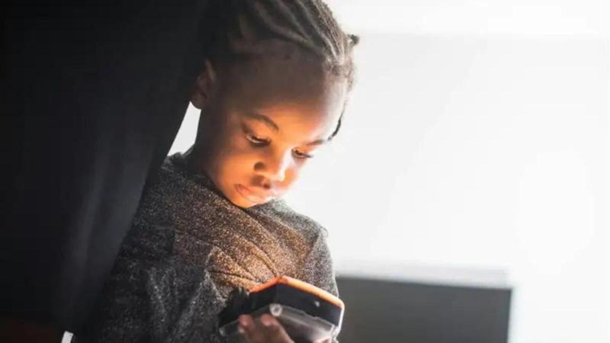 Un estudio revela que usar redes sociales desde edades tempranas se asocia a un peor rendimiento escolar.