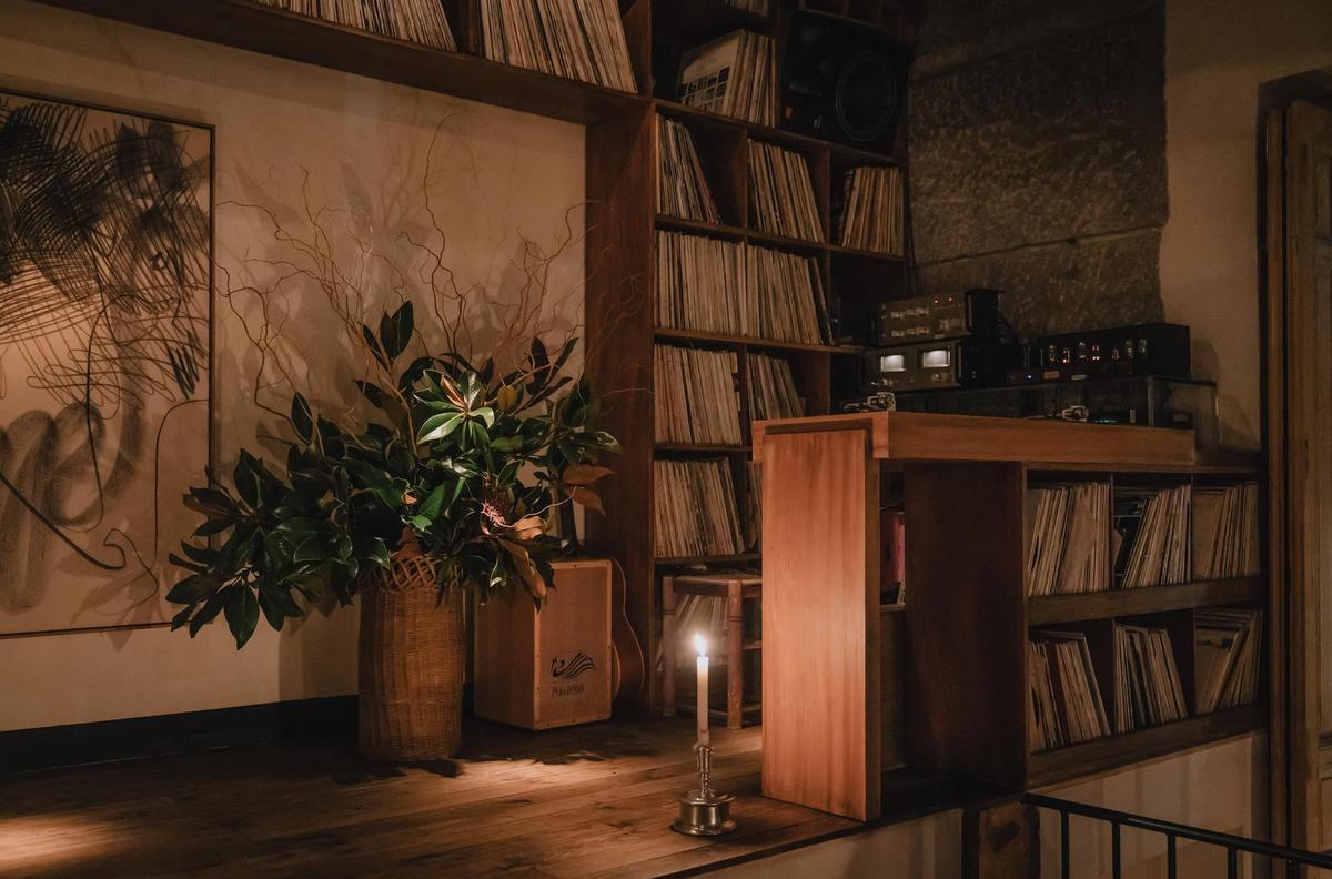 En Los33 los vinilos y el equipo de sonido imprimen carácter a uno de los locales de moda en Madrid.