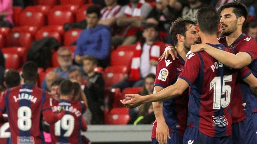 Los jugadores del Levante celebran el segundo gol de Bardhi.