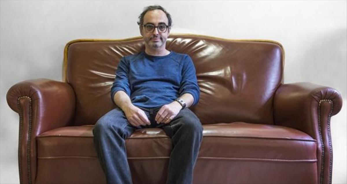 Irònic 8 L’escriptor nord-americà, d’origen rus, Gary Shteyngart, ahir en un hotel de Barcelona. Irònic 8 L’escriptor nord-americà, d’origen rus, Gary Shteyngart, ahir en un hotel de Barcelona.