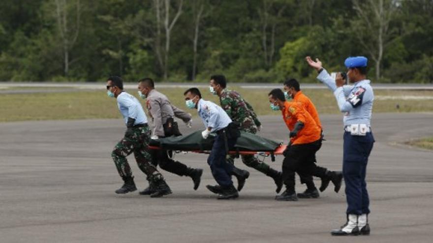 Se reanudan las labores de rescate de los cadáveres del avión de AirAsia