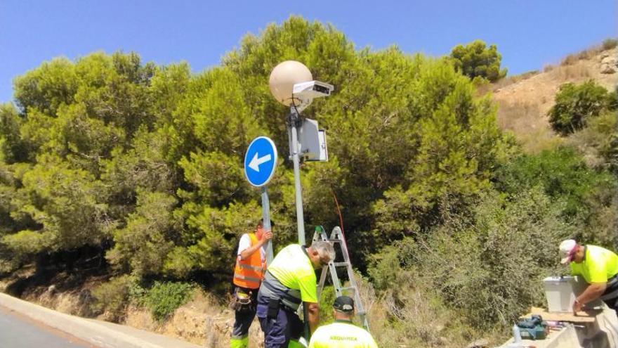 Los operarios ya han empezado a instalar los lectores de matrículas