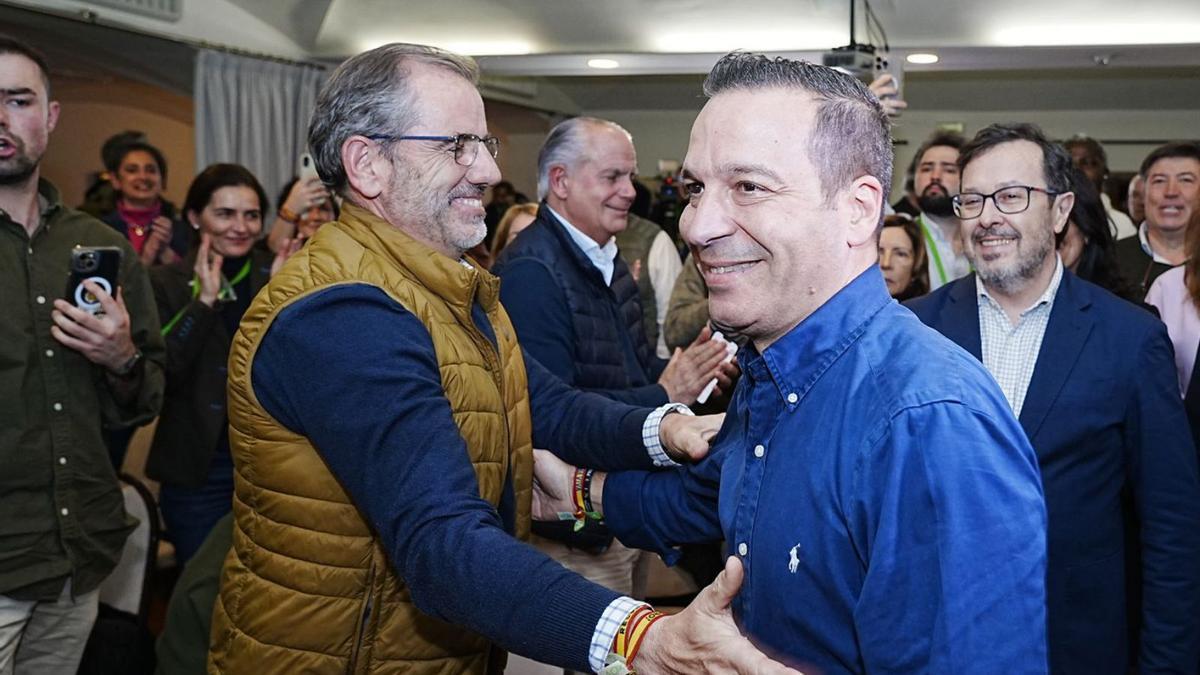 El candidat de Vox, Óscar Fernández Calle (dreta), a la seu del partit a Mèrida. ahir a la nit. | CARLOS CRIADO / EUROPA PRESS