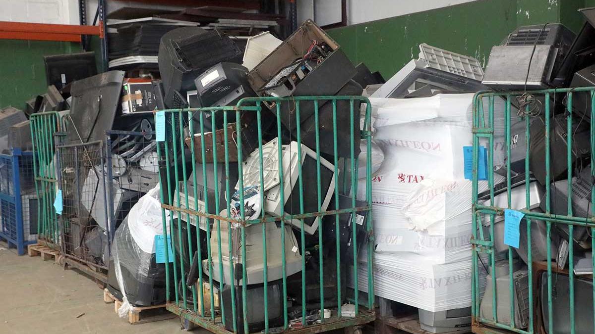 Basura electrónica en el almacén de una empresa gestora de residuos electrónicos en Santiago