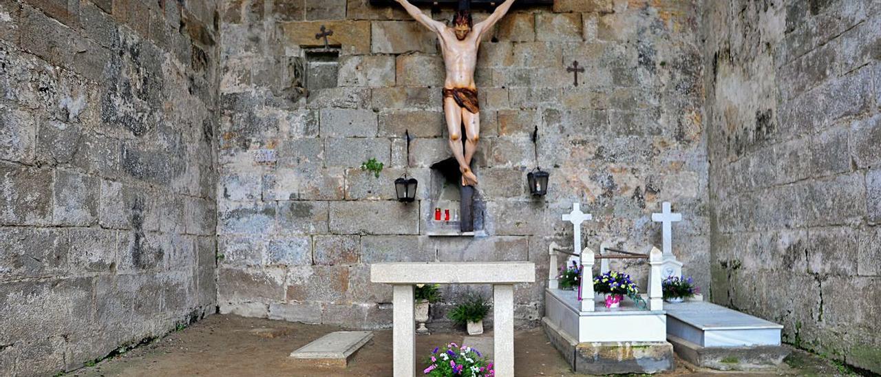 El Cristo de Leiro regresa a las ruinas de Santa Mariña Dozo | IÑAKI ABELLA